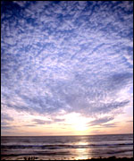Sfeervolle lucht boven zee